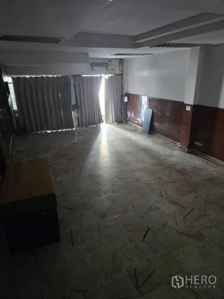 อาคารพาณิชย์ ให้เช่าในWatthana, Bangkok - พื้นที่ชั้นล่างอาคารพาณิชย์ พื้นกระเบื้อง หน้าร้านกระจกพร้อมผ้าม่าน แสงธรรมชาติส่องเข้า