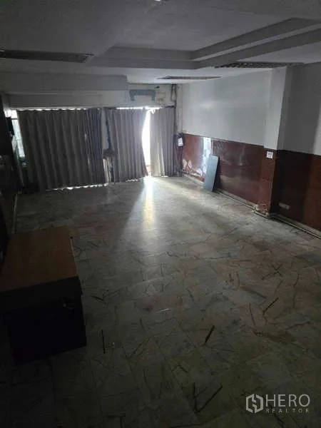 อาคารพาณิชย์ ให้เช่าในWatthana, Bangkok - พื้นที่ชั้นล่างอาคารพาณิชย์ พื้นกระเบื้อง หน้าร้านกระจกพร้อมผ้าม่าน แสงธรรมชาติส่องเข้า