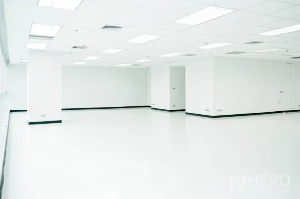 สำนักงาน ให้เช่าในWatthana, Bangkok - สำนักงานไม่มีเฟอร์นิเจอร์ มีเสากลางห้องและไฟฝังฝ้า