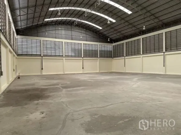 คลังสินค้า ให้เช่าในMueang Samut Sakhon, Samut Sakhon - ภายในโกดังโปร่ง หลังคาโค้งสูง มีช่องรับแสงและระบายอากาศแบบบานเกล็ด พื้นคอนกรีตเรียบ