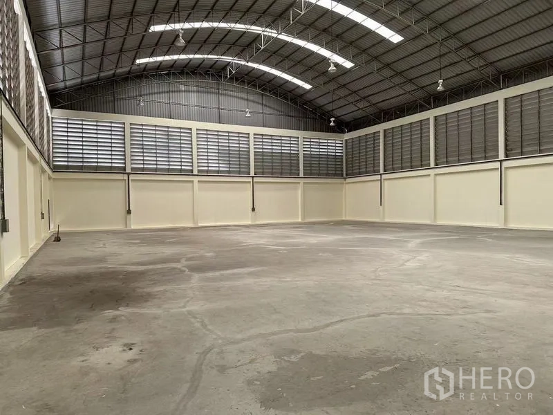 คลังสินค้า ให้เช่าในMueang Samut Sakhon, Samut Sakhon - ภายในโกดังโปร่ง หลังคาโค้งสูง มีช่องรับแสงและระบายอากาศแบบบานเกล็ด พื้นคอนกรีตเรียบ