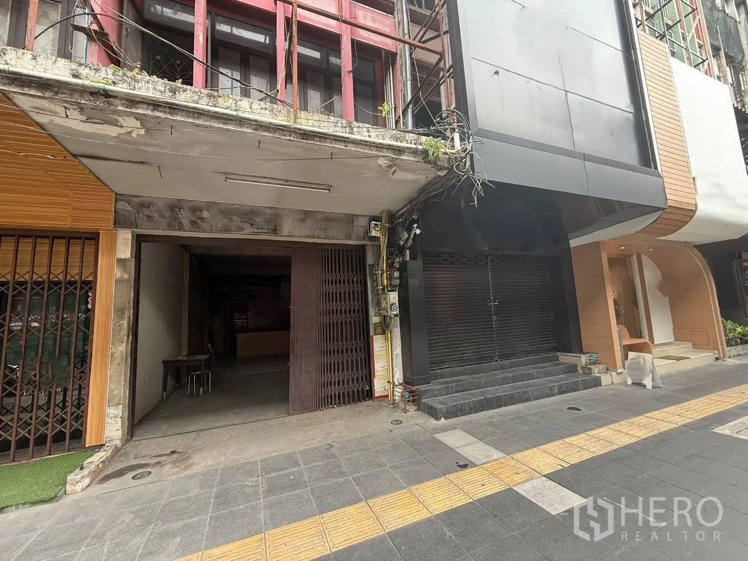 店屋 for rent in Khlong Toei, Bangkok - 商铺一层临街门面，邻近店铺与宽阔人行道。