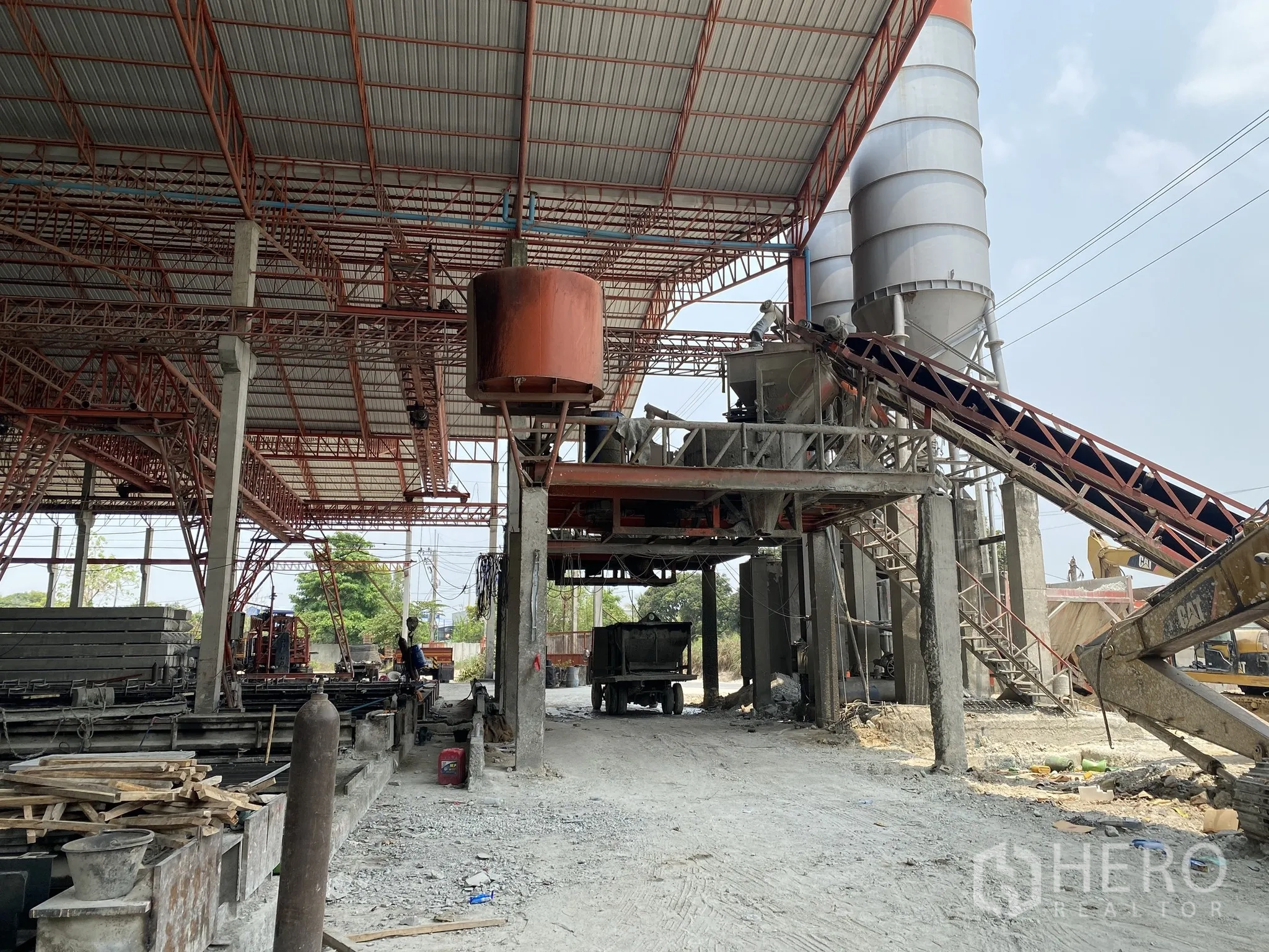 Factory for sale in Mueang Chon Buri, Chon Buri - Concrete batching plant with conveyor, silo and heavy machinery under roof.