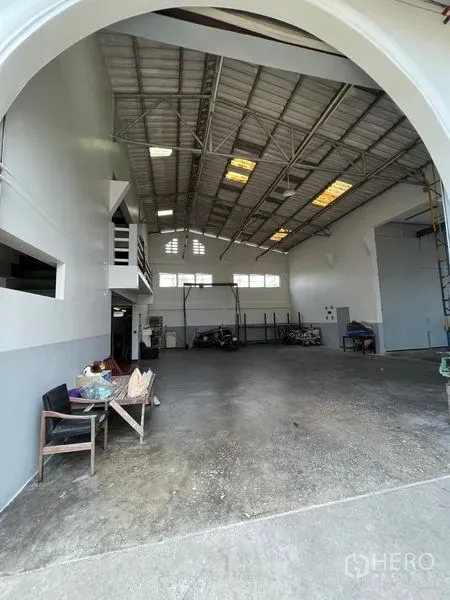 คลังสินค้า ให้เช่าในThung Khru, Bangkok - ภายในโกดังเพดานสูง โครงหลังคาเหล็ก พื้นคอนกรีตกว้าง และชั้นลอยสำนักงาน