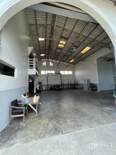 คลังสินค้า ให้เช่าในThung Khru, Bangkok - ภายในโกดังเพดานสูง โครงหลังคาเหล็ก พื้นคอนกรีตกว้าง และชั้นลอยสำนักงาน
