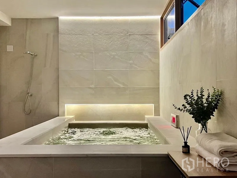 ทาวน์เฮาส์ ให้เช่าหรือขาย - ห้องน้ำสปาพร้อมอ่างแช่ลึก ไฟบิ้วอิน และแจกันต้นไม้ตกแต่ง