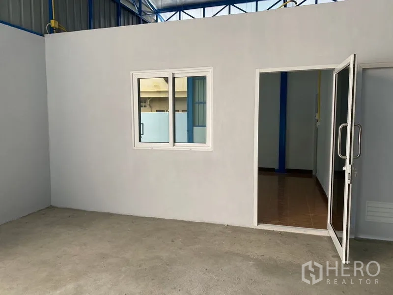 คลังสินค้า ให้เช่าในBueng Kum, Bangkok - มุมใกล้ของออฟฟิศภายในโกดัง ประตูกระจกบานเลื่อนและหน้าต่าง