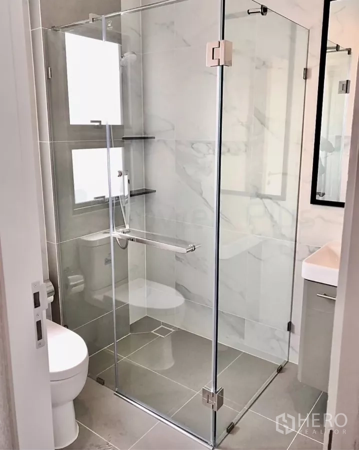 บ้าน ให้เช่าหรือขายในBueng Kum, Bangkok - ห้องน้ำพร้อมตู้กระจกสี่เหลี่ยมและหน้าต่างระบายอากาศ