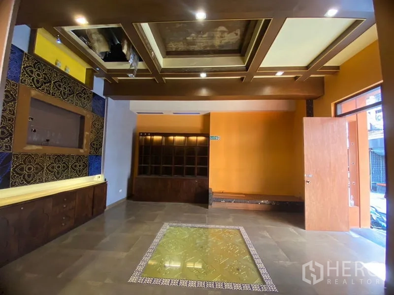 พื้นที่ขายปลีก ให้เช่าในWatthana, Bangkok - ห้องหน้าร้านเพดานหลุม มีชั้นวางโชว์และผนังสีส้มเด่น