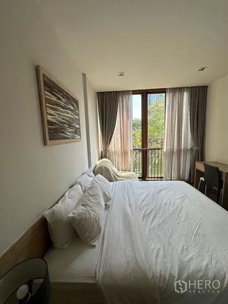 公寓 出租在Watthana, Bangkok - 采光充足的主卧，落地窗与小阳台，书桌与躺椅