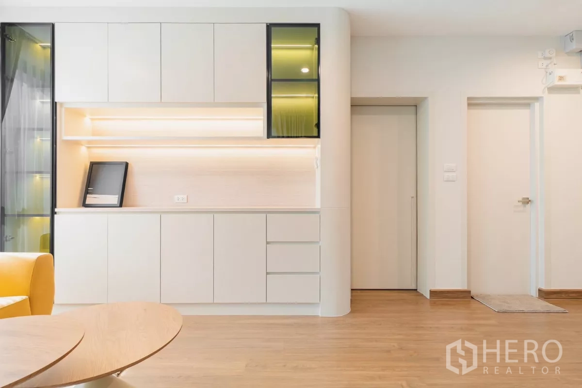 บ้าน ให้เช่าหรือขายในPrawet, Bangkok - ผนังตู้บิวท์อินพร้อมชั้นโชว์ไฟสวยในโถงชั้นบน