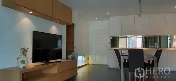 คอนโด ให้เช่าในPhaya Thai, Bangkok - พื้นที่นั่งเล่นพร้อมทีวีขนาดใหญ่ ตู้บิวท์อิน และโต๊ะอาหารข้างครัวไฮกลอส