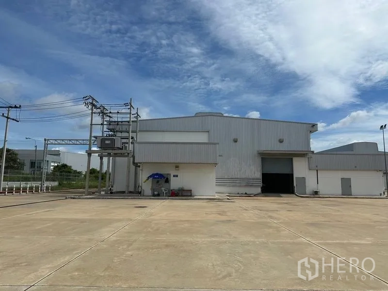 工厂 出租在Bang Sao Thong, Samut Prakan - 工厂立面与专用变压器区，大型卷帘门及硬质场地