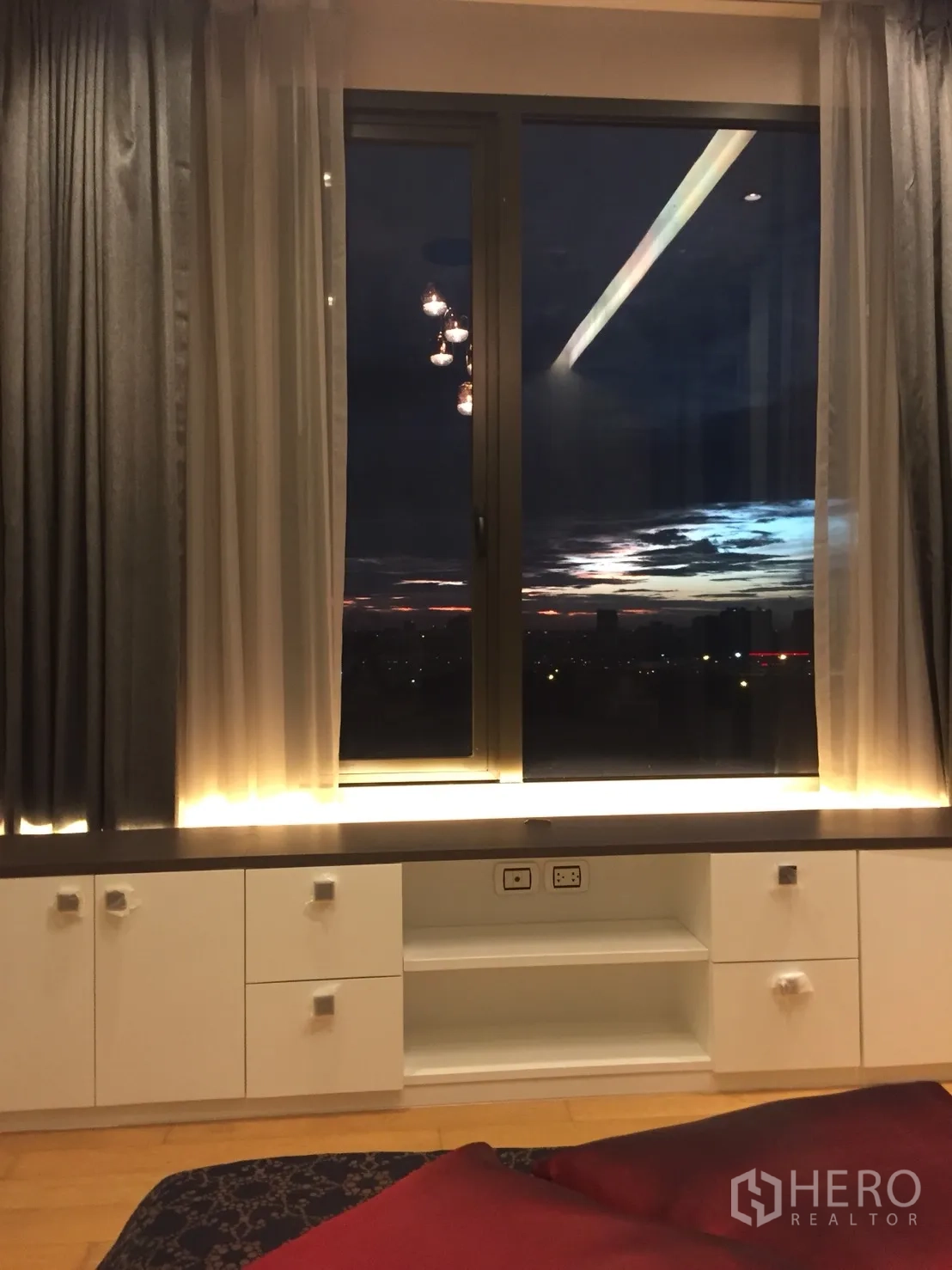 คอนโด ให้เช่าในChatuchak, Bangkok - หน้าต่างห้องนอนพร้อมตู้บิลท์อิน มองเห็นวิวเมืองยามค่ำ