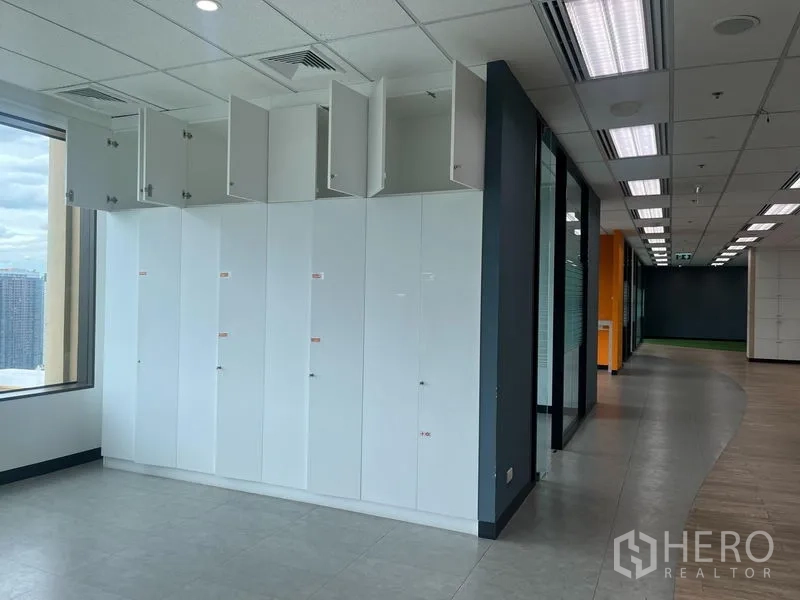 สำนักงาน ให้เช่าในChatuchak, Bangkok - ตู้เก็บของสีขาวเรียงแถว พร้อมตู้ด้านบนเปิดอยู่ ถัดจากหน้าต่างชมวิวกรุงเทพฯ