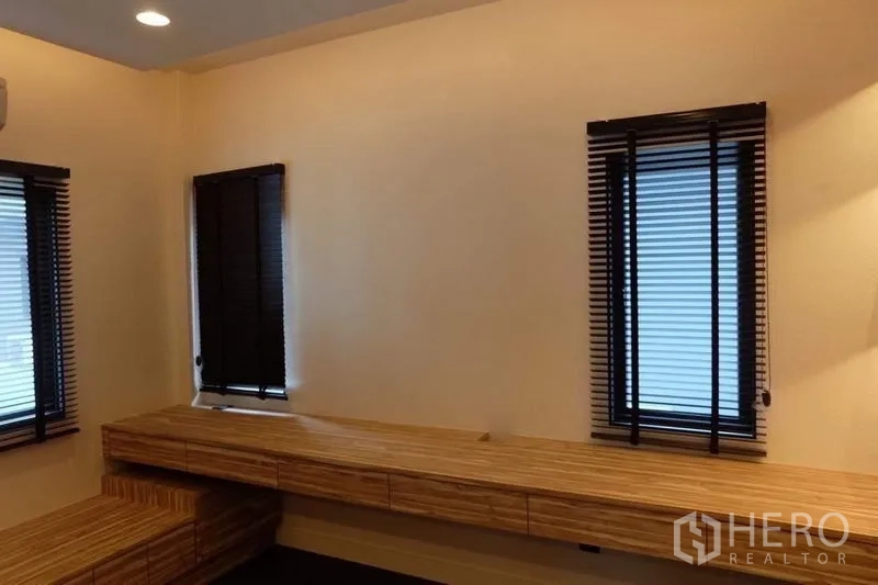 Detached House for rent in Bang Kapi, Bangkok - Room with three slim windows and an extended wooden worktop with drawers underneath.