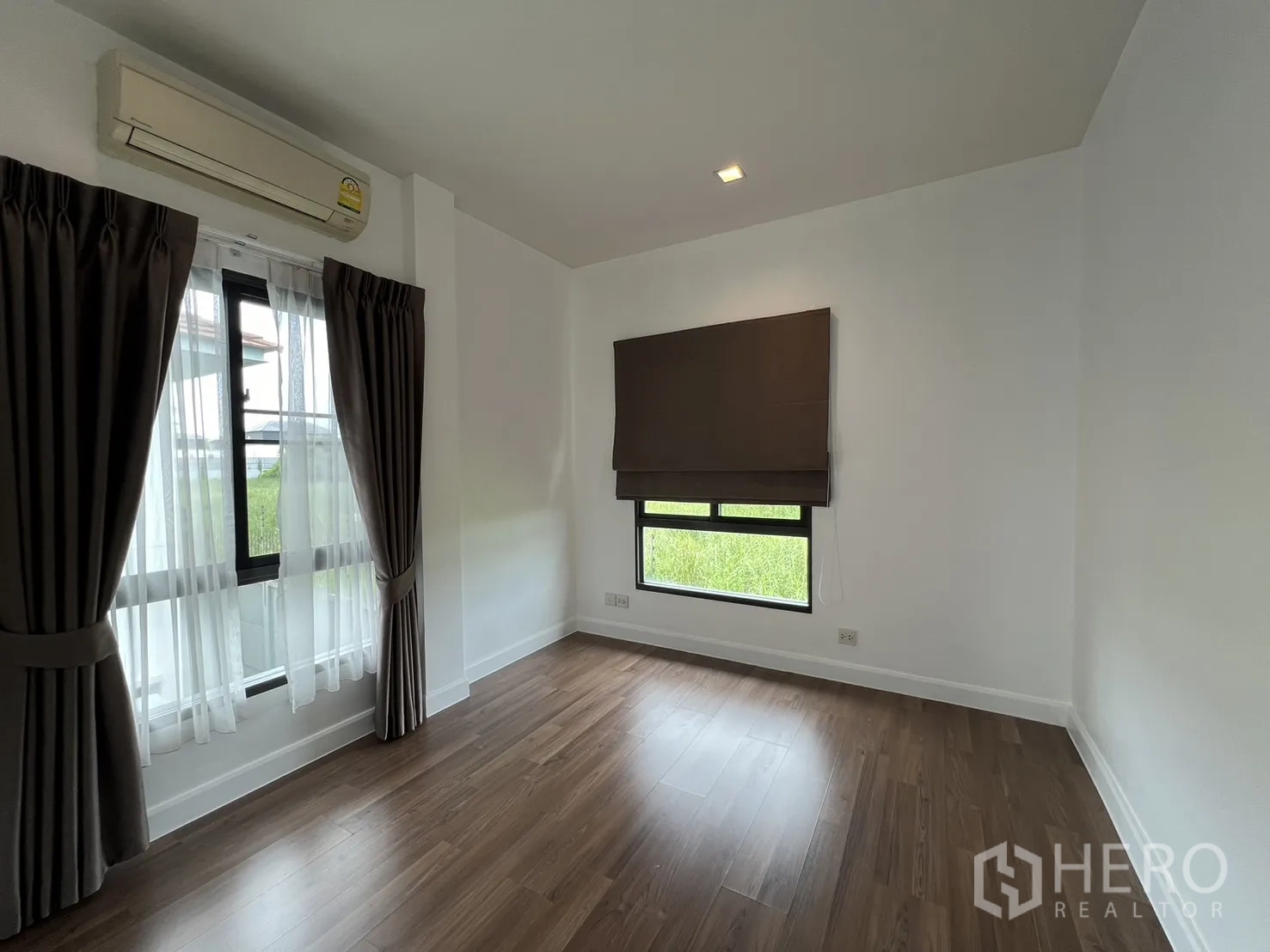 独立式住宅 出租在Bang Kapi, Bangkok - 第三卧室，配置空调与双向采光窗。