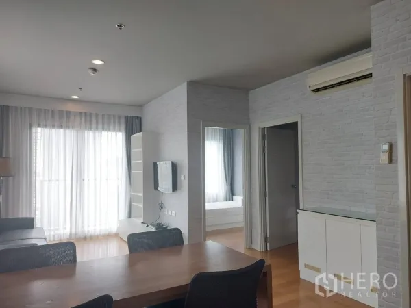 คอนโด ให้เช่าในWatthana, Bangkok - พื้นที่นั่งเล่นและรับประทานอาหารแบบเปิดโล่ง พื้นไม้และม่านโปร่ง