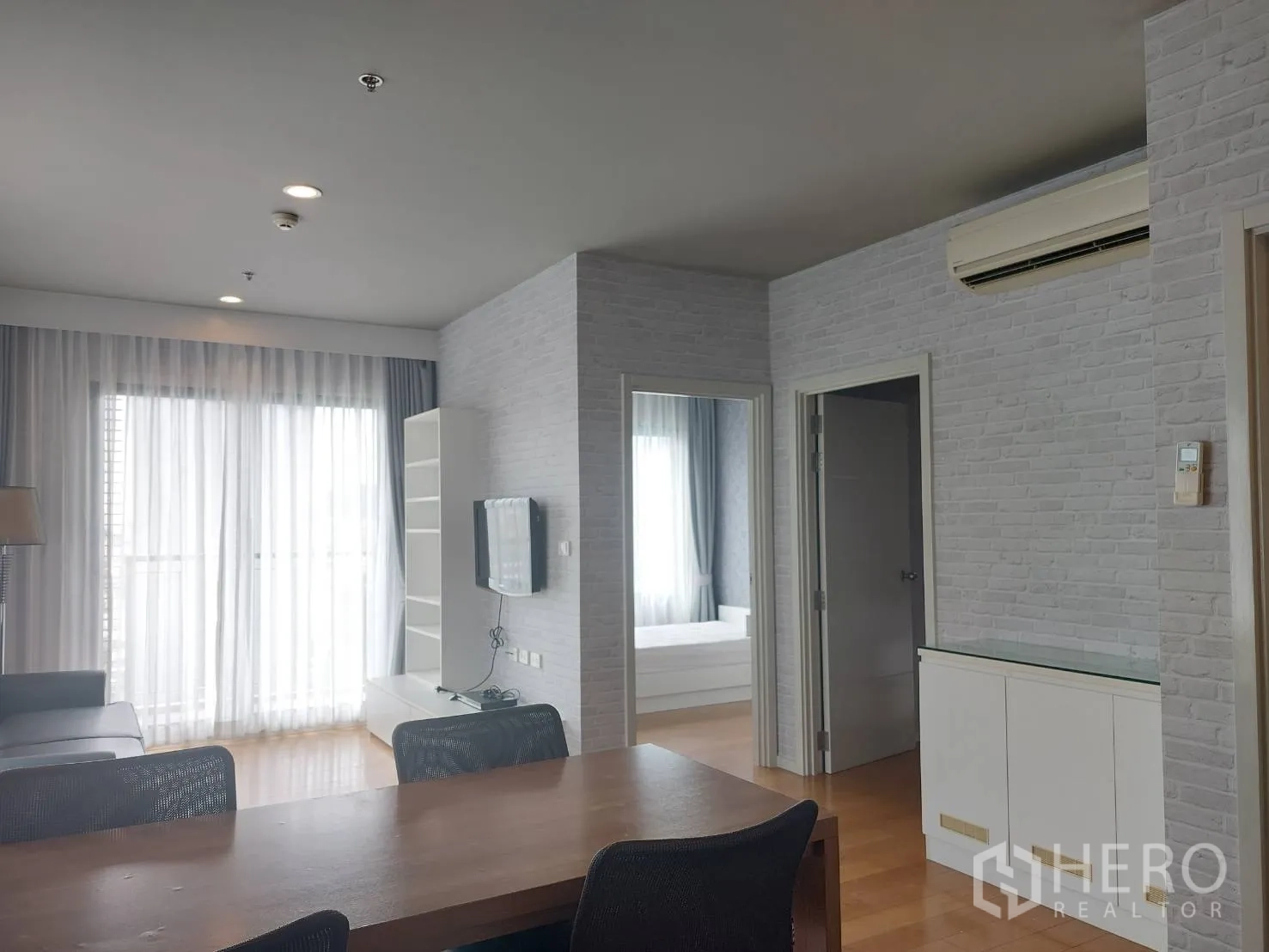 คอนโด ให้เช่าในWatthana, Bangkok - พื้นที่นั่งเล่นและรับประทานอาหารแบบเปิดโล่ง พื้นไม้และม่านโปร่ง