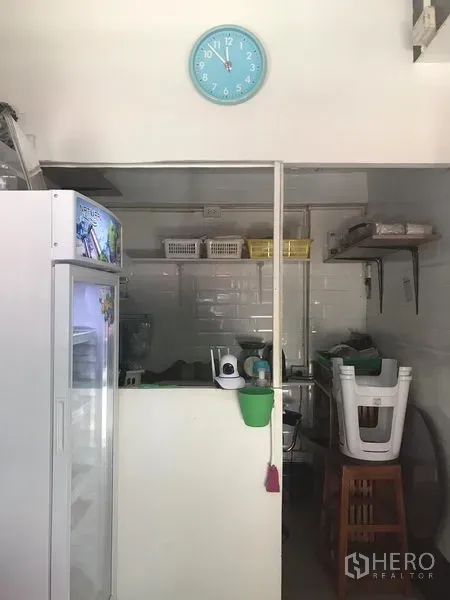 พื้นที่ขายปลีก ให้เช่าในWatthana, Bangkok - มุมภายในพร้อมเคาน์เตอร์ ตู้เย็น ชั้นวาง และผนังกระเบื้องสีขาว