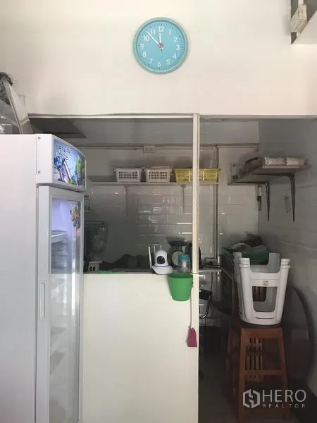 พื้นที่ขายปลีก ให้เช่าในWatthana, Bangkok - มุมภายในพร้อมเคาน์เตอร์ ตู้เย็น ชั้นวาง และผนังกระเบื้องสีขาว