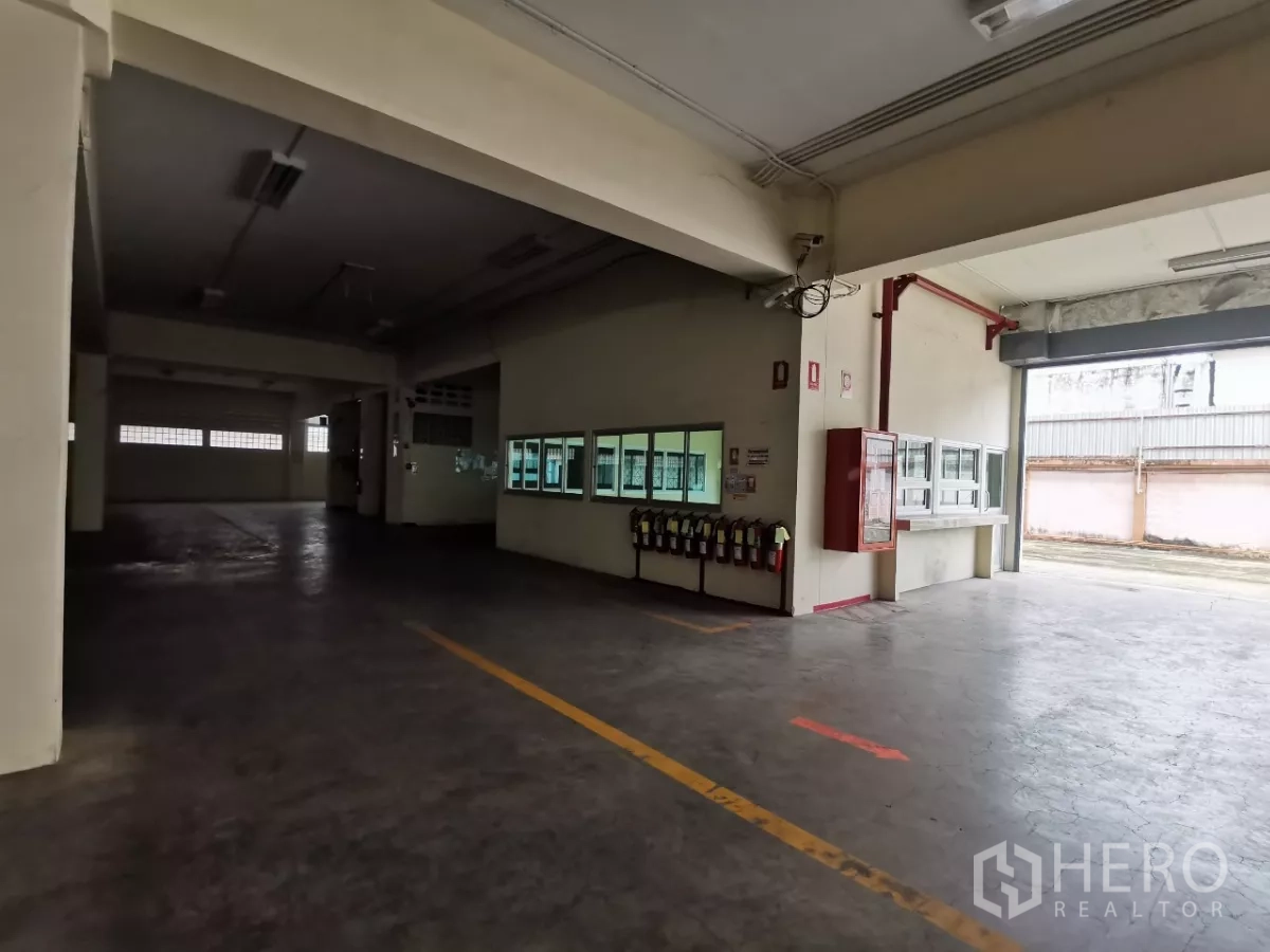 工厂 出租在Khlong Toei, Bangkok - 带顶装卸区，卷闸门与消防设施。