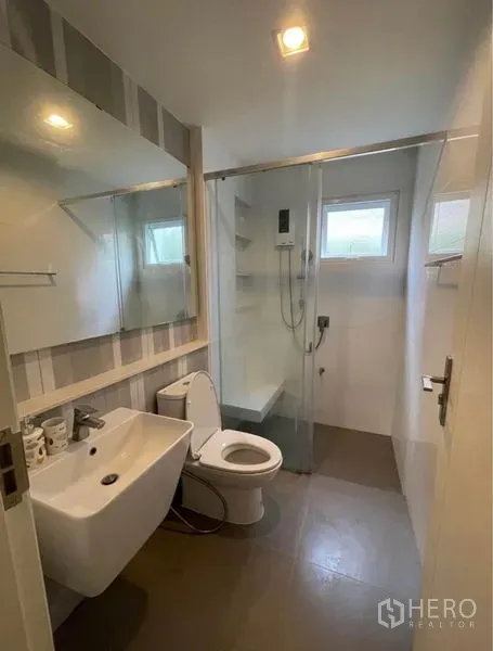 บ้าน ให้เช่าในLat Krabang, Bangkok - ห้องน้ำกะทัดรัดพร้อมตู้กระจกกั้นอาบน้ำ อ่างล้างหน้า กระจก และโถสุขภัณฑ์