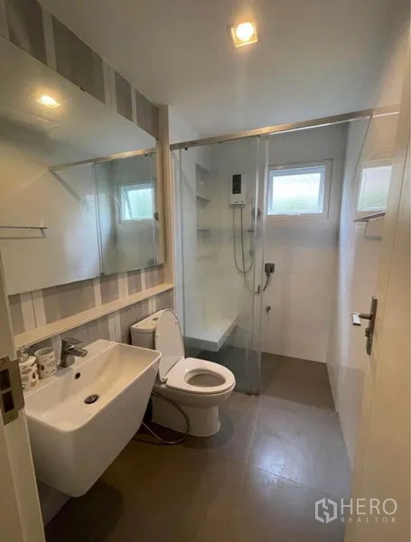 บ้าน ให้เช่าในLat Krabang, Bangkok - ห้องน้ำกะทัดรัดพร้อมตู้กระจกกั้นอาบน้ำ อ่างล้างหน้า กระจก และโถสุขภัณฑ์