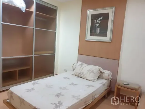 คอนโด ให้เช่าในWatthana, Bangkok - ห้องนอนรองพร้อมตู้เสื้อผ้าบานเลื่อนบิวท์อินและโต๊ะข้างเตียง