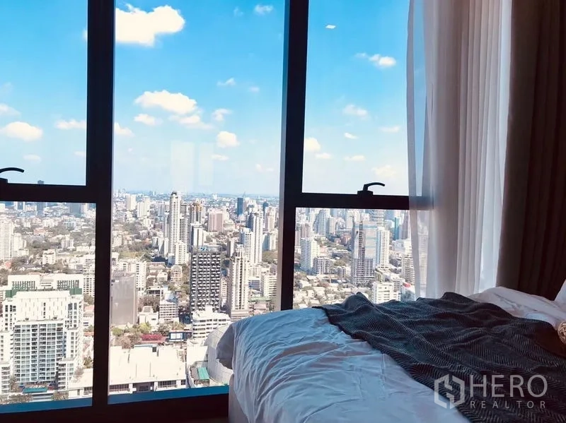คอนโด ให้เช่าในWatthana, Bangkok - วิวเมืองแบบพาโนรามาจากเตียงนอนผ่านกระจกบานใหญ่