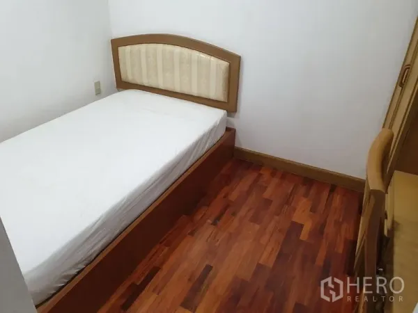 คอนโด ให้เช่าในWatthana, Bangkok - ห้องนอนเล็กอบอุ่น เตียงเดี่ยว ตู้เสื้อผ้า และพื้นไม้