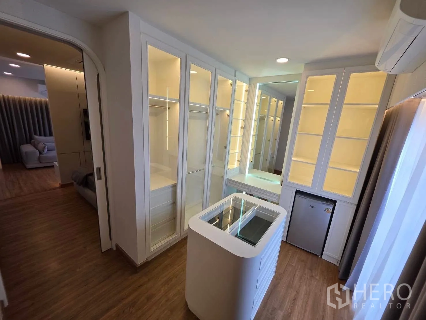 Detached House for rent or sale in Bang Phli, Samut Prakan - Bright walk-in closet with glass-front wardrobes, island and vanity.