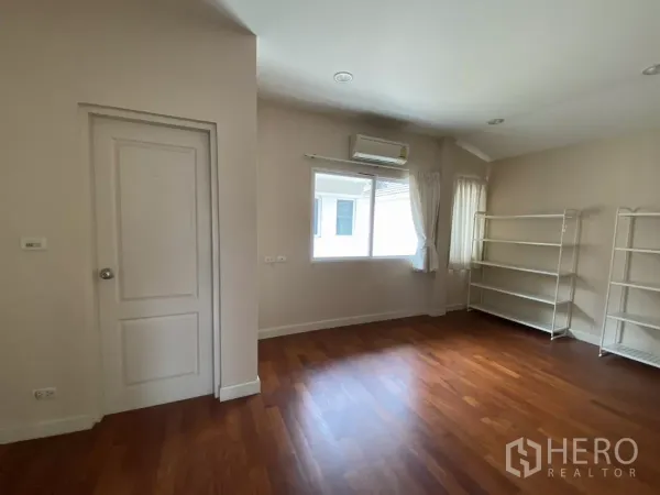 บ้าน ให้เช่าหรือขายในLak Si, Bangkok - ห้องนอนกว้าง พื้นไม้ หน้าต่าง และชั้นวางของโล่ง.