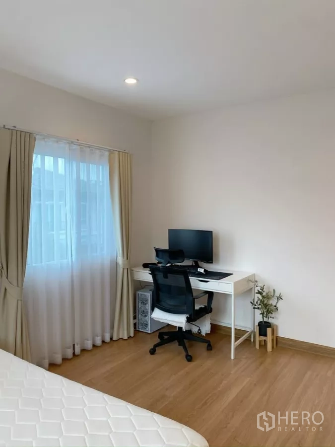 独立式住宅 出售在Sai Mai, Bangkok - 客卧改为家用办公室，窗边书桌与座椅。