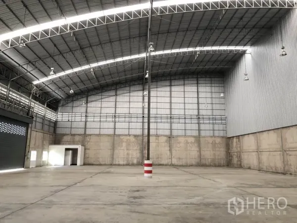 คลังสินค้า ให้เช่าในLam Luk Ka, Pathum Thani - ภายในโกดังโล่ง เพดานโค้งสูงโครงเหล็ก พื้นคอนกรีตเรียบ