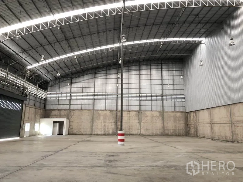 คลังสินค้า ให้เช่าในLam Luk Ka, Pathum Thani - ภายในโกดังโล่ง เพดานโค้งสูงโครงเหล็ก พื้นคอนกรีตเรียบ