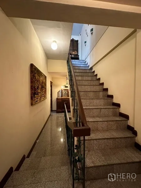 ทาวน์เฮาส์ ให้เช่าในKhlong Toei, Bangkok - โถงภายในบ้านพร้อมบันไดหินแกรนิตและราวจับขึ้นชั้นบน