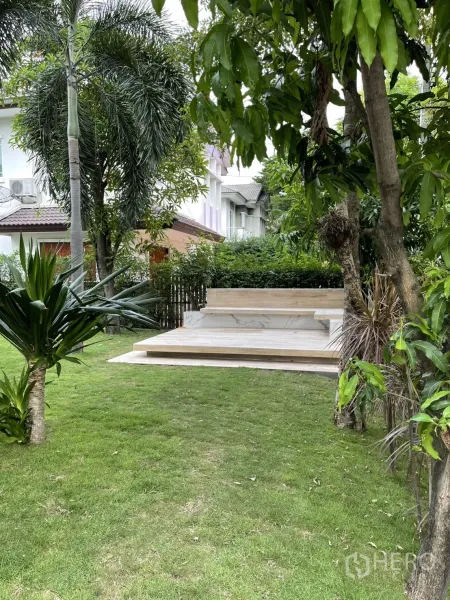 บ้าน ให้เช่าในBang Kapi, Bangkok - สวนจัดแต่งพร้อมชานยกพื้นหินอ่อน ล้อมรอบด้วยไม้เขตร้อน