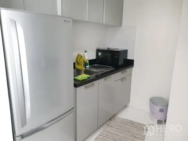 คอนโด ให้เช่าหรือขายในPathum Wan, Bangkok - ครัวขนาดกะทัดรัดพร้อมตู้เย็นสแตนเลส ไมโครเวฟ อ่างล้างจาน และตู้เก็บของ