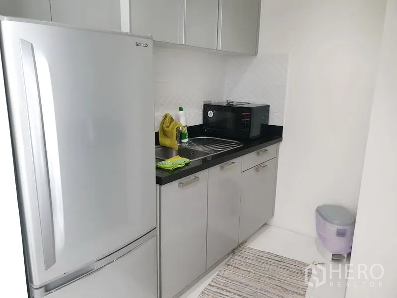 คอนโด ให้เช่าหรือขายในPathum Wan, Bangkok - ครัวขนาดกะทัดรัดพร้อมตู้เย็นสแตนเลส ไมโครเวฟ อ่างล้างจาน และตู้เก็บของ