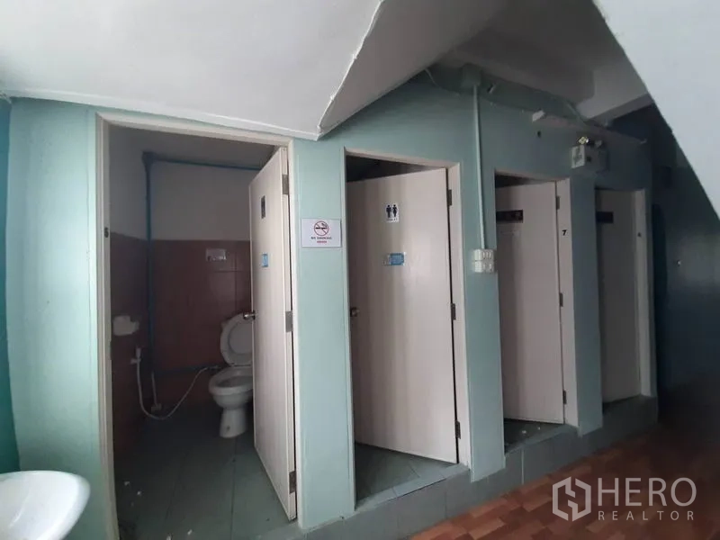 อาคารพาณิชย์ ให้เช่าในWatthana, Bangkok - ห้องน้ำคูหาแบบเปิด เห็นโถสุขภัณฑ์ ผนังสีเขียวอ่อน และพื้นกระเบื้อง