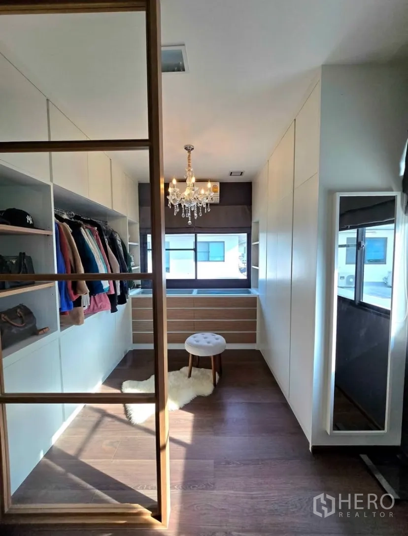 独立式住宅 出租在Bang Phli, Samut Prakan - 步入式衣帽间，柜体、吊灯与全身镜
