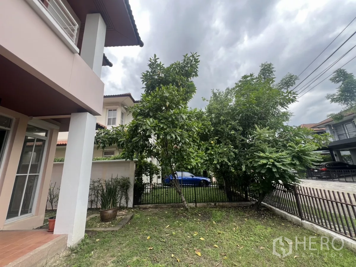 บ้าน ให้เช่าในWang Thonglang, Bangkok - มุมด้านข้างของบ้านพร้อมเฉลียงมีหลังคาและสวนหย่อม