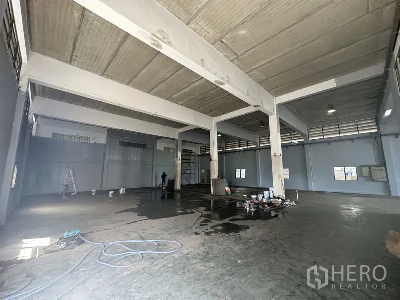 工厂 出租或出售在Bang Bua Thong, Nonthaburi - 开阔仓库空间，多根柱体与工业照明，上部通风窗。