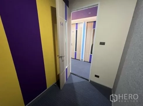 零售空间 出租在Bang Rak, Bangkok - 小型分隔房，紫黄撞色墙面，位于店内。