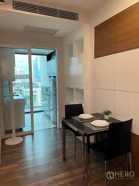 คอนโด ให้เช่าหรือขายในPhra Khanong, Bangkok - มุมทานอาหารเชื่อมครัวแยกด้วยประตูกระจกบานเลื่อน มองเห็นระเบียงวิวเมือง