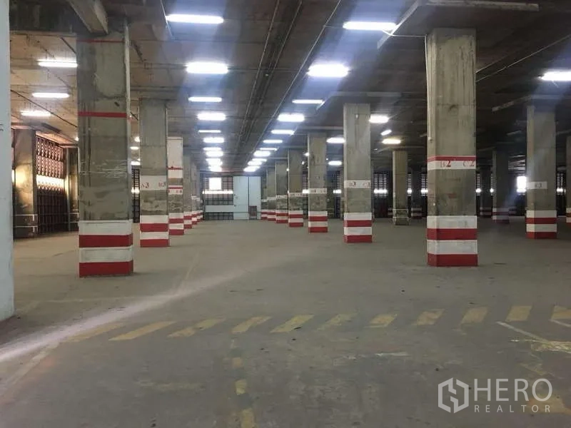 货栈 出租在Phra Pradaeng, Samut Prakan - 外部装卸月台，带雨棚与全高卷帘门。