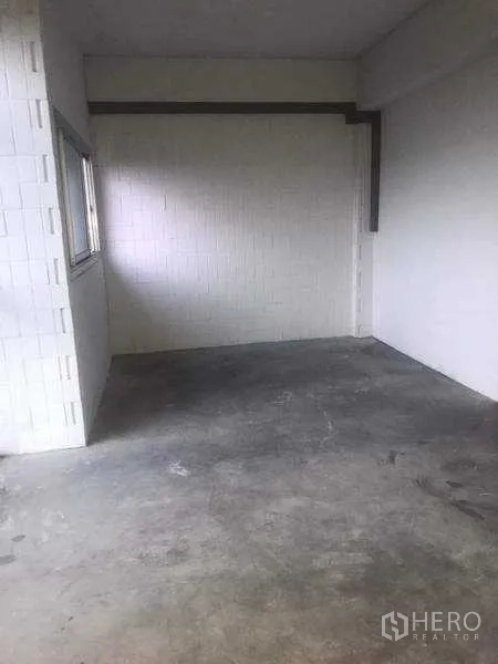 Warehouse for rent in Pathum Thani - Empty storage or work room with concrete flooring and white brick walls
