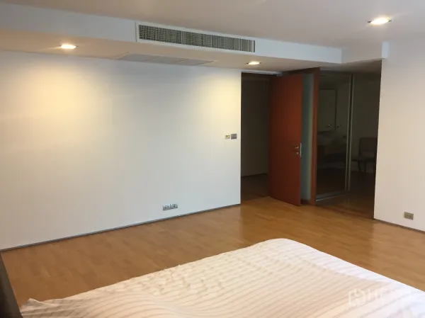 คอนโด ให้เช่าหรือขายในKhlong Toei, Bangkok - ห้องนอนกว้าง พื้นไม้ พร้อมประตูเชื่อมสู่ห้องน้ำในตัว