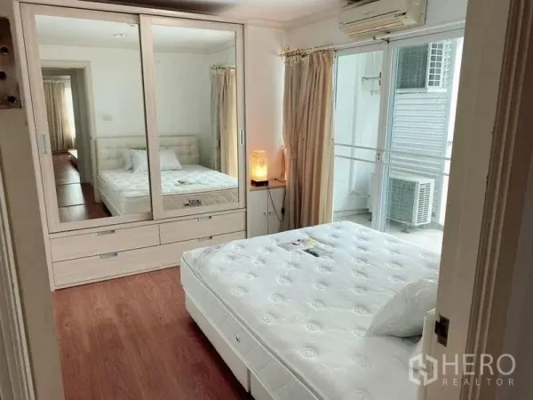 คอนโด ให้เช่าในWatthana, Bangkok - ห้องนอนที่สอง ตู้เสื้อผ้าบานกระจก โคมไฟหัวเตียง และประตูกระจกออกระเบียง